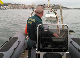 Rescatado un hombre de 74 aos que haba perdido el control de la embarcacin y golpeaba contra las rocas 