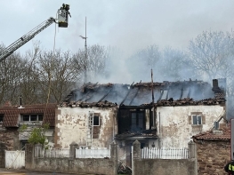 Sofocan el incendio que ha arrasado una vivienda en Campoo de Suso