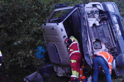 Herido leve un conductor tras salirse de la va y volcar con un camin-hormigonera en la CA-730