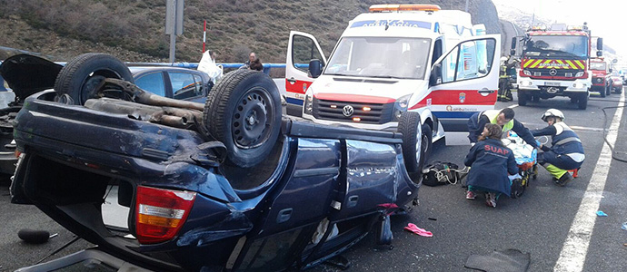 Bomberos excarcelan a una mujer tras una colisin mltiple de tres vehculos en la A-67 a la altura de Lantueno